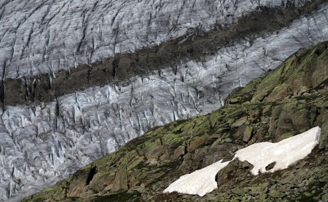 Podnebna konferenca, na kateri naj bi svetovni politiki sprejeli konkretnejše zaveze za uresničevanje pariškega sporazuma, bo v Madridu. (Na fotografiji je sicer švicarski ledenik Aletsch, ki ima po prepričanju znanstvenikov temno prihodnost. Po najhujšem scenariju bo od njega ob koncu stoletja ostalo le še nekaj zaplat ledu.) FOTO: Catherine Muzolf Reuters