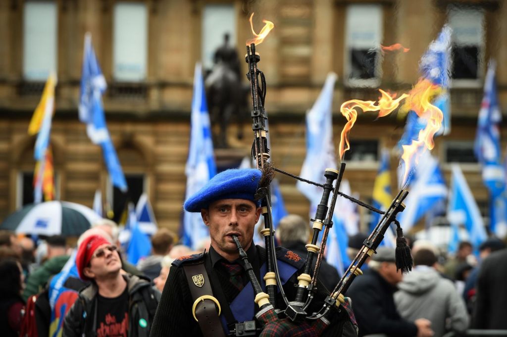 FOTO:Več deset tisoč ljudi v Glasgowu podprlo neodvisnost Škotske 