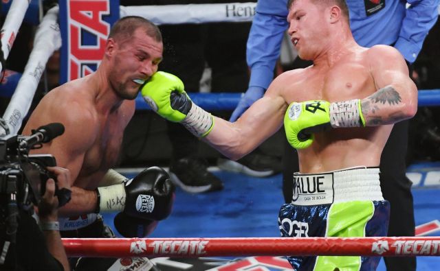 Saul Alvarez (desno) je v enajsti rundi dokončno zlomil odpor Sergeja Kovaljova. FOTO: AFP