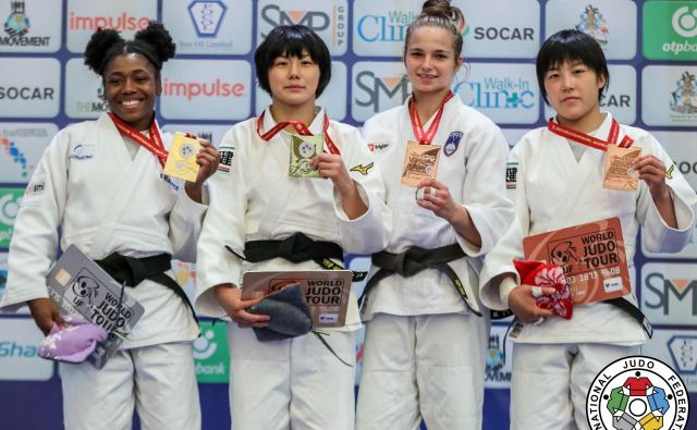 Kaja Kajzer (na fotografiji druga z desne) je navdušila v Perthu. FOTO: Gabriela Sabau/IJF