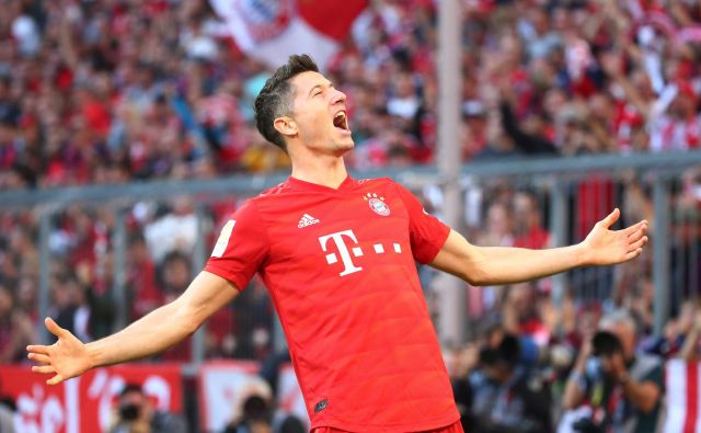 Lewandowski je v desetih krogih bundeslige za Bayern dosegel že 14 golov in postal prvi nogometaš v Nemčiji, ki je zadel prav na vseh uvodnih desetih tekmah sezone. FOTO: Reuters