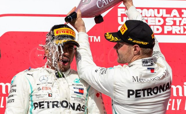 Lewis Hamilton (levo) se odlično razume z moštvenim kolegom Valtterijem Bottasom, za katerega pravi, da je letos naredil velik korak naprej. FOTO: AFP