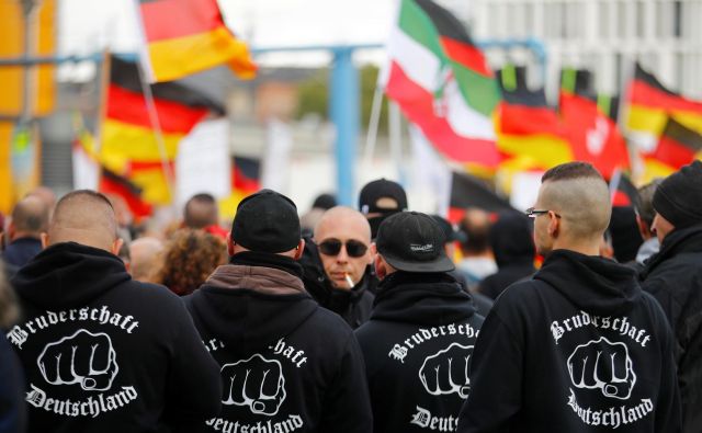Člani skrajnodesničarskih skupin so čedalje bolj vidni na nemških ulicah. Na fotografiji so pripadniki neonacistične skupine Bratstvo Nemčije med nedavnim shodom v Berlinu. FOTO: Reuters