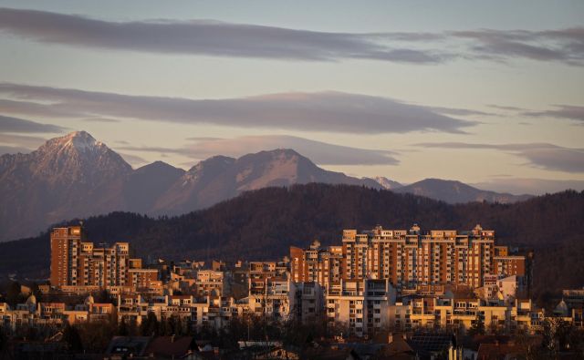 Število najemnih, med njimi tudi javnih stanovanj se zmanjšuje. FOTO: Matej Družnik/Delo