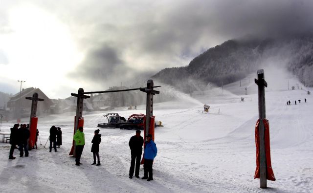 Na slovenskih smučiščih bi bolj malo smučali, če ne bi bilo zasneževanja. Tako so snežni topovi delali v zadnjih dneh novembra lani v Kranjski Gori. FOTO: Roman Šipić