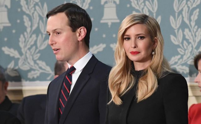 Zet in višji svetovalec ameriškega predsednika Jared Kushner s soprogo Ivanko. FOTO: Saul Loeb/AFP