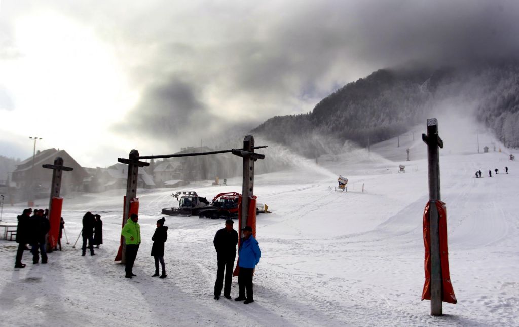 FOTO:Brnenje snežnih topov v zeleni Sloveniji