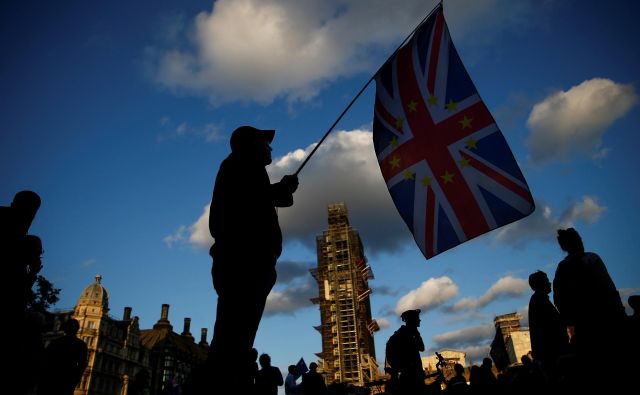 Nasprotnik britanskega izstopa iz EU protestira pred poslopjem britanskega parlamenta. Foto Reuters