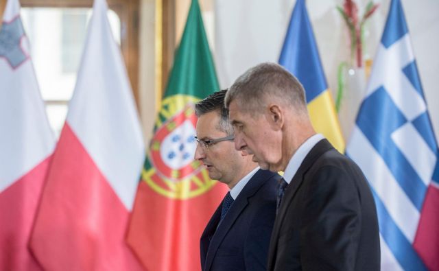 Marjan Šarec ob češkem premieru Babišu, gostitelju vrha neto prejemnic razvojnih sredstev iz evropskega proračuna v Pragi. FOTO: AFP