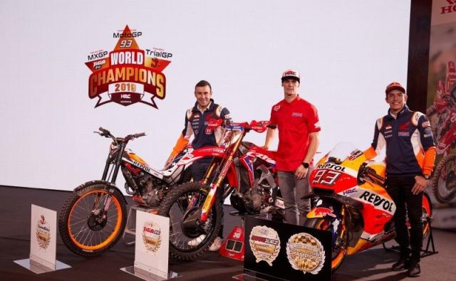 Hondini šampioni so se zbrali v Milanu (z leve): Toni Bou, Tim Gajser in Marc Marquez. FOTO: HRC