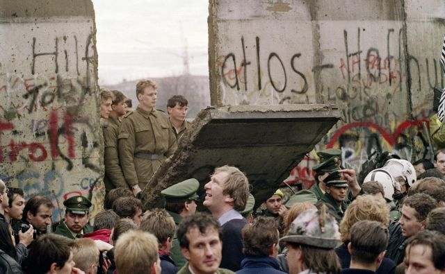 Morda se zdi paradoksalno, vendar se Orbán in stranka, kot je Levica, strinjata, da je bil izvorni greh leta 1989 sledenje zahodnemu modelu evropskosti. FOTO: Gerard Malie/AFP