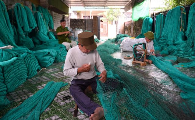 Vse več ribiških mrež in vrvi proizvajajo iz plastike. FOTO: Nhac Nguyen/AFP