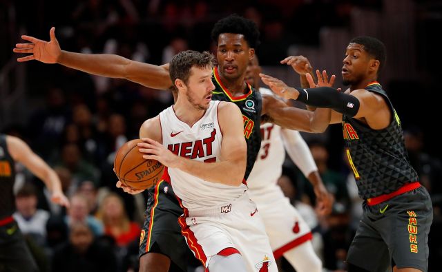 Goran Dragić (z žogo) je s svojimi soigralci doživel poraz na gostovanju v Denverju. FOTO: AFP