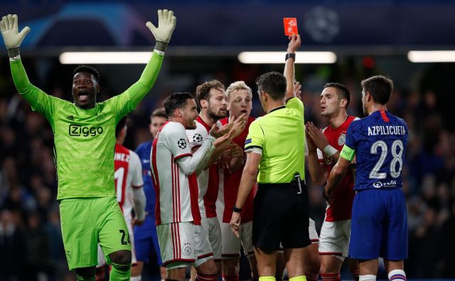 Nogometaši Ajaxa so se takole odzvali na resda zasluženo izključitev Joela Veltmana. Sodnik Gianluca Rocchi je najmočneje razjezil vratarja Onano (levo). FOTO: AFP