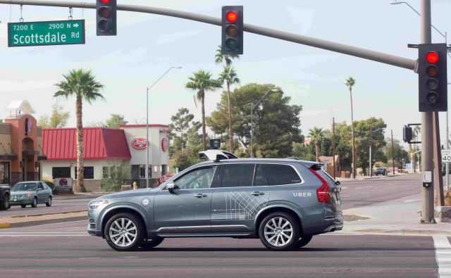Pred nesrečo je Uber svoja avtonomna vozila lahko testiral na javnih cestah v Arizoni, po nesreči nič več. FOTO: Natalie Behring/Reuters