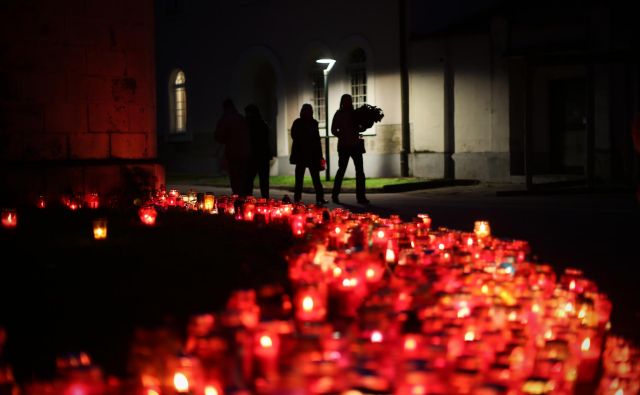 Če povemo po resnici, je obisk pokopališča težko pojasniti objektivno in racionalno. FOTO: Jure Eržen/Delo