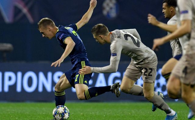 Zagrebški Španec Olmo (levo) je uprizoril mojstrovino za domače vodstvo s 3:1, a ob koncu je s soigralci osvojil le točko. FOTO: AFP