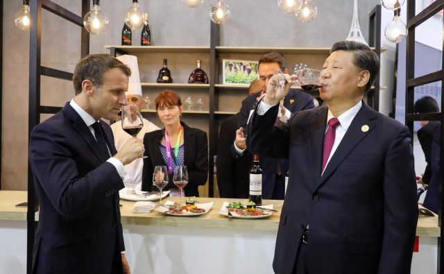 Francoski predsednik Emmanuel Macron in kitajski predsednik Xi Jinpingu med pokušanjem vina v francoskem pavilijonu na Mednarodnem uvoznem sejmu v Šanghaju. FOTO: AFP