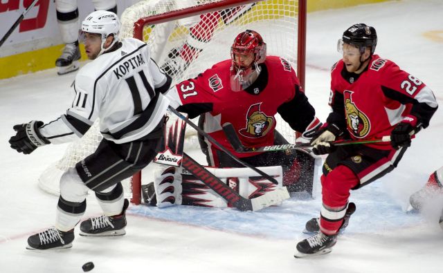 Anže Kopitar niza podaje. FOTO: Marc Desrosiers/Reuters