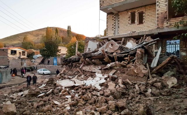 Župan <strong>Mohammad Reza Pourmohammadi</strong> je potrdil, da je porušenih vsaj 30 hiš, poškodovanih pa je najmanj 400 hiš. FOTO: Mohammad Zeinali/AFP