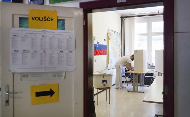 Šele bistvene spremembe sistema volitev v DZ bi lahko pomenile priložnost za trganje mrež raznih nelegitimnih združb, v katere je del sedanje politične elite že desetletja povezan. Foto Leon Vidic