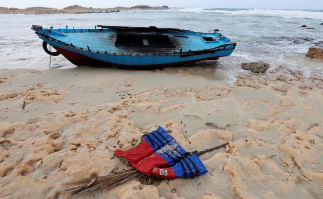 Čoln migrantov ob obali Libije. FOTO: Ismail Zetouni/Reuters