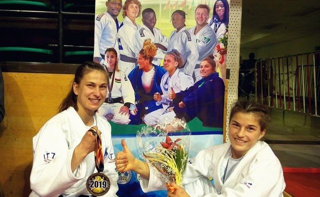 Anja Štangar (levo) in Maruša Štangar sta si na odprtem prvenstvu Afrike izbojevali novi kolajni v svetovnem pokalu. FOTO: Facebook Štangar Sisters