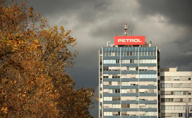 Poslovna stavba Skupine Petrol d.d.. Ljubljana, Slovenija 4.novembra 2019. [Petrol,Skupina Petrol,podjetja,stvbe,stolpnice,nepremičnine,vreme,oblaki,nevihte,Ljubljana,Slovenija,motivi] Foto Foto: Jure Eržen/delo