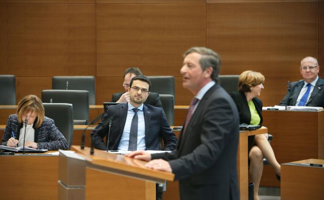 Karl Erjavec se je v funkciji zunanjega ministra že moral zagovarjati pred poslanci, med glavnimi očitki predlagateljev interpelacije je bil predvsem »arbitražni fiasko«. Tudi takrat je trdil, da gre za politični napad nanj. FOTO: Jure Eržen/Delo