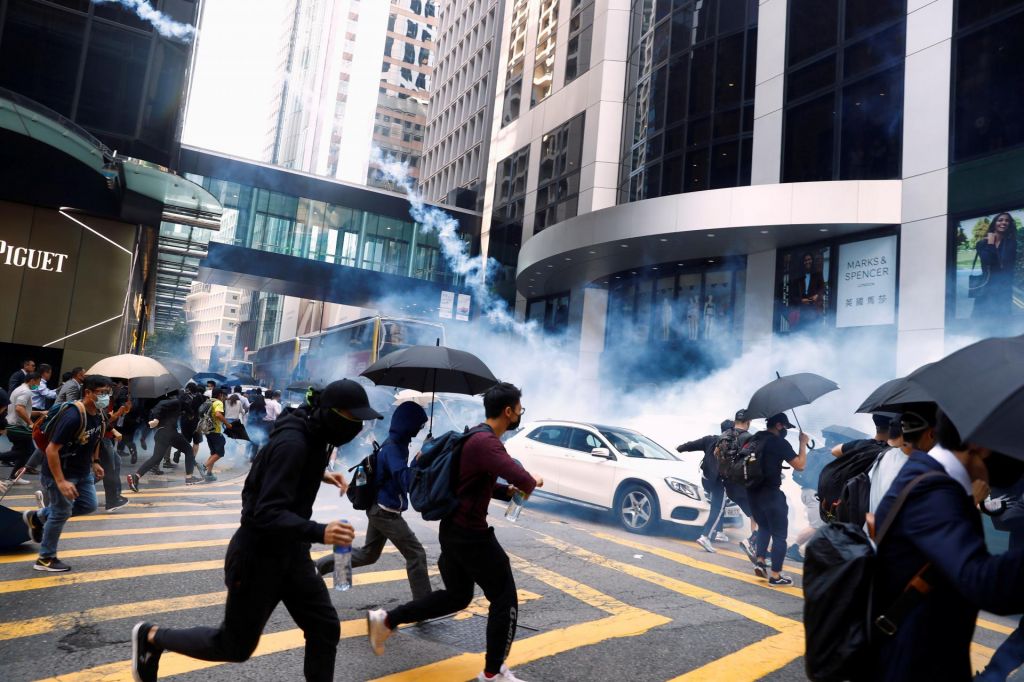 FOTO:Hongkongška policija streljala na protestnike
