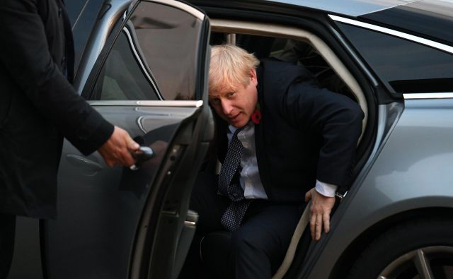 Britanski premier Boris Johnson je še pred mesecem dni objubljal, da njegova vlada ne bo nominirala kandidatov za britanskega člana nove evropske komisije. FOTO: Reuters