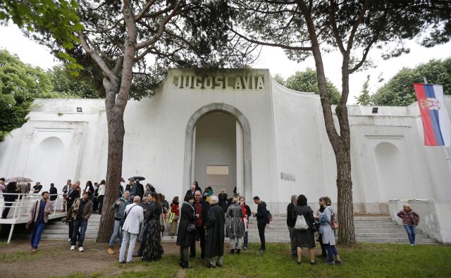 Razstavni paviljon v Benetkah, ki je bil nekoč last skupne države, so si prisvojili Srbi. Slovenija si želi, da bi ga države naslednice prepoznale kot nasledstveno vprašanje in ga reševale z delitvijo lastništva ali s souporabo. FOTO: Matej Družnik/Delo