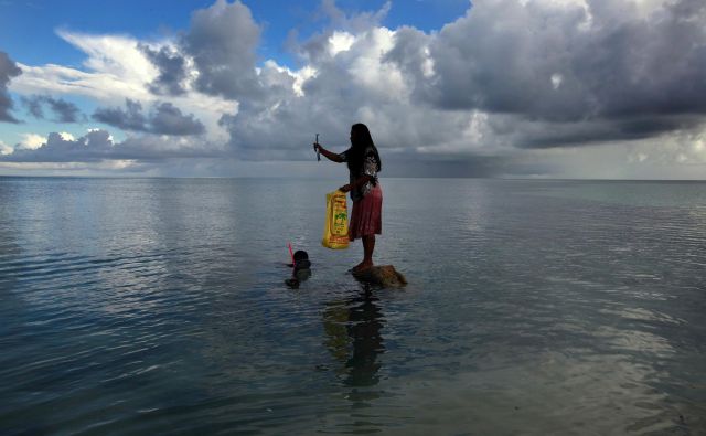 Nekateri najbolj idilični kotički na svetu za življenje in obisk ter sprostitev oči in uma – izginjajo. Med njimi so Kiribati, ki jih sestavlja 33 atolov in otokov in so le malo nad morsko gladino. FOTO: Reuters