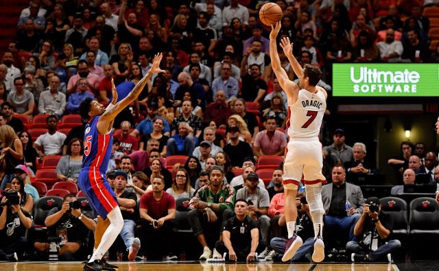 Goran Dragić je imel eno od najvidnejših vlog in je pri zanesljivi Miamijevi zmagi nad Detroitom igral 33 minut. Takole je zadel eno od treh trojk. FOTO: USA TODAY Sports