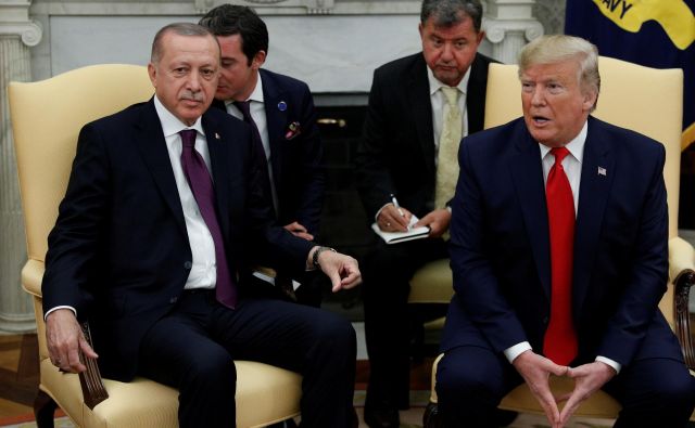 Ameriški predsednik Donald Trump s turškim Recepom Tayyipom Erdoğanom. Foto Tom Brenner Reuter.