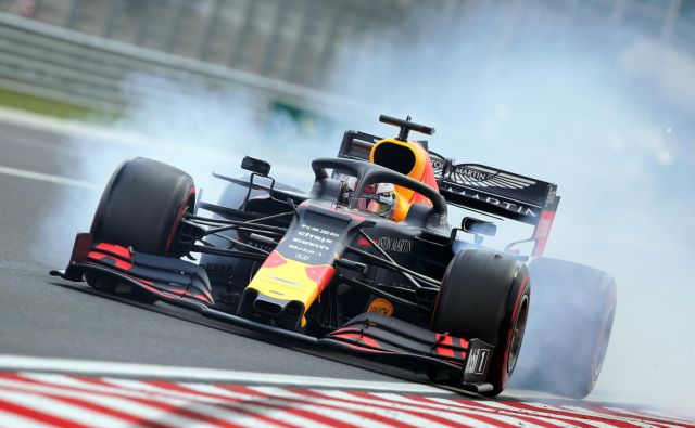 Max Verstappen se v Red Bullu počiti kot doma, a se utegne preseliti k Mercedesu ali Ferrariju. FOTO: Reuters