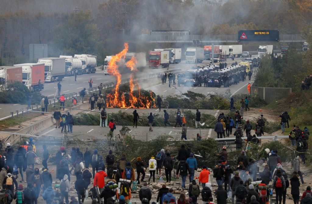 FOTO:Protestniki še naprej blokirajo avtocesto med Španijo in Francijo