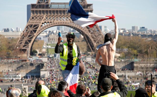 Francijo so pred letom dni preplavili v rumenejopiče oblečeni protestniki. Foto: Charles Platiau/Reuters