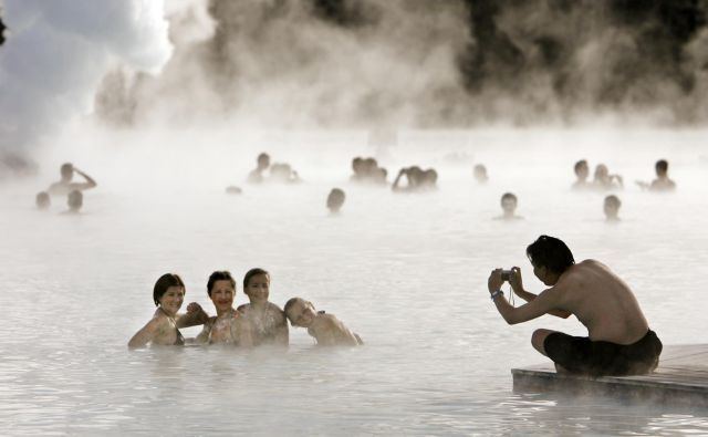 Islandija je hitro ugotovila, da ji preveliko število turistov ne koristi preveč. FOTO: Bob Strong/Reuters