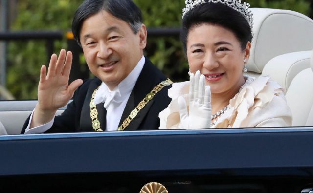 Japonski cesar Naruhito in cesarica Masako med vožnjo v cesarsko palačo. FOTO: Str/AFP