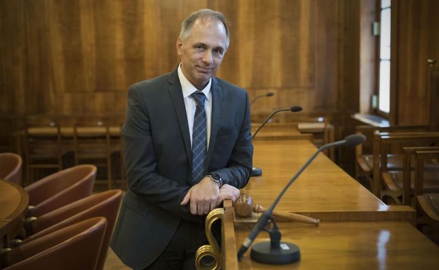 Rajko Knez, predsednik ustavnega sodišča, je izjavo poslanca SDS Žana Mahniča ob odločbi ustavnega sodišča o zadržanju preiskovalnih dejanj DZ proti tožilcem v zadevi Kangler označil kot neprimerno. FOTO: Leon Vidic/Delo