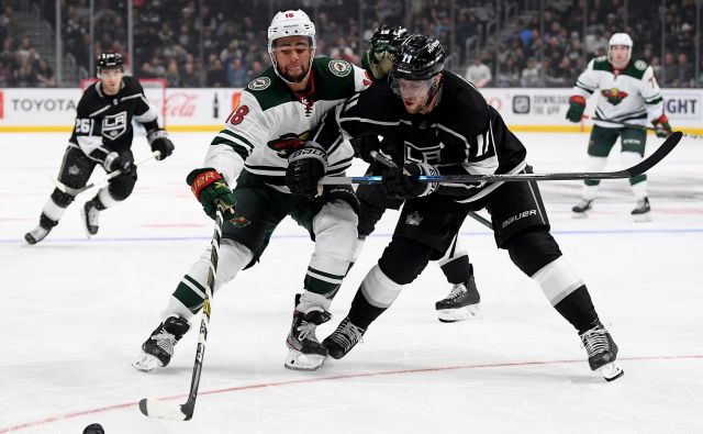 Anže Kopitar (desno) je s soigralci iz Los Angelesa v tem tednu prekinil črni niz spodrsljajev. FOTO: AFP