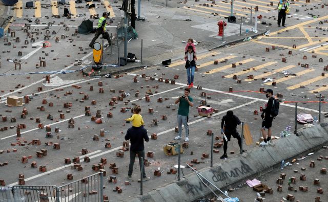 Protestniki so jemali kamnite in betonske bloke z robnikov ulic in jih zlagali v obliki »stonehengea«. FOTO: Adnan Abidi/Reuters