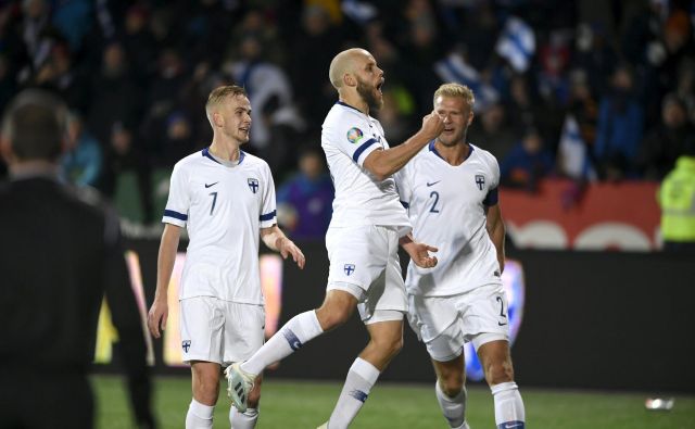 Napadalec Teemu Pukki (na sredini) je prvi zvezdnik finske nogometne reprezentance. FOTO: Reuters