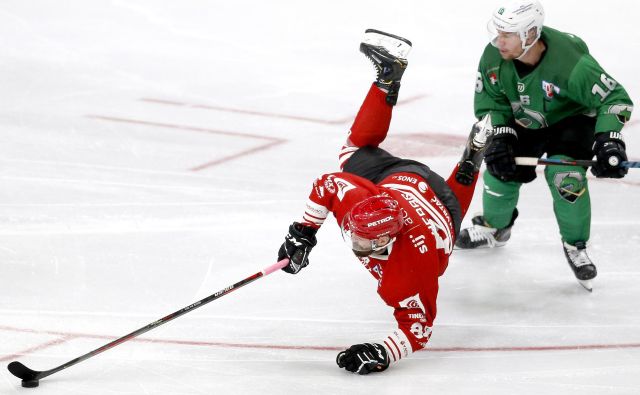 Andrej Hebar (levo) in Aleš Mušič sta najbolj izkušena hokejista Jesenic in Olimpije. FOTO Roman Šipić/Delo