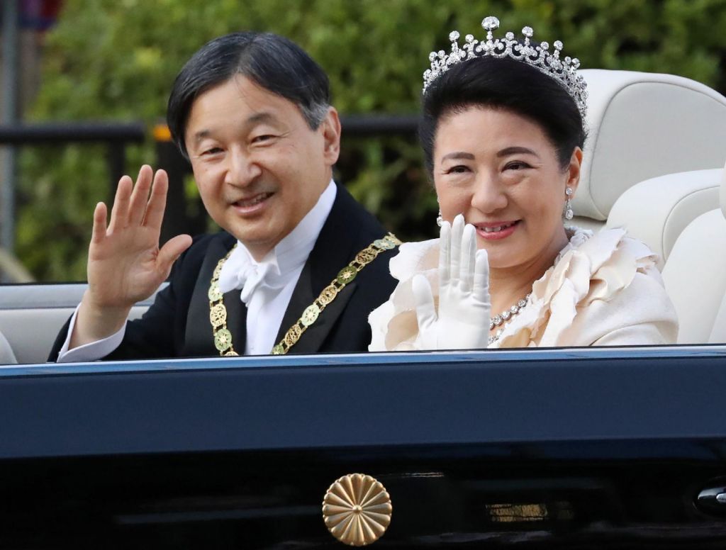 FOTO:Po formalnem ustoličenju japonskega cesarja še »božansko«