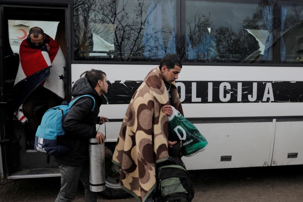 FOTO:Policija prepovedala izhod migrantom iz sprejemnih centrov