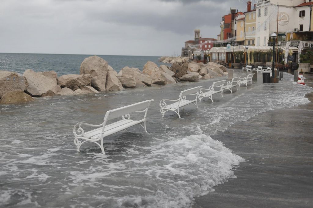 FOTO:Zaradi poplavljanja v Piranu sprožena sirena javnega alarmiranja