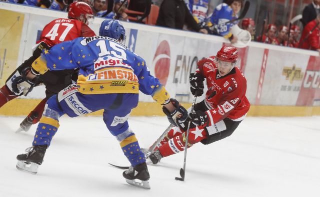 Gašper Seršen (desno) je z golom prispeval pomemben delež k zmagi Jesenic v Avstriji. FOTO: Leon Vidic/Delo