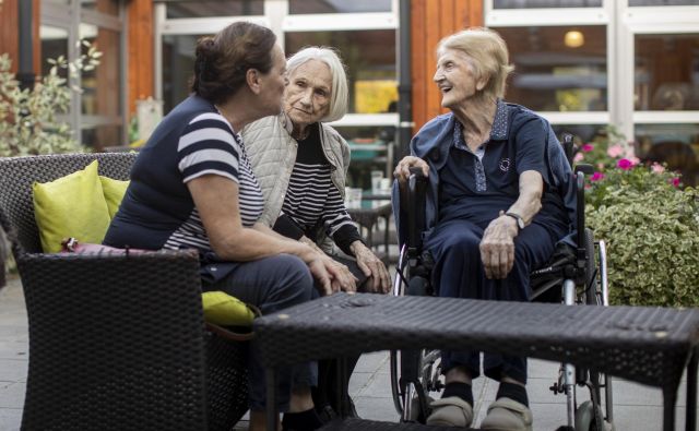 V družbi se prepletajo življenja starejših in  novih generacij. Foto Voranc Vogel